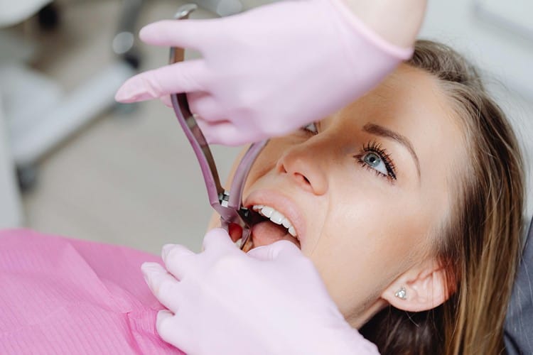 Diş Çekimi Sonrası Ne Yapılmamalı? 2 Üsküdar'da Konforlu ve Güvenli Diş Çekimi İçin Doğru Adres: DentVital