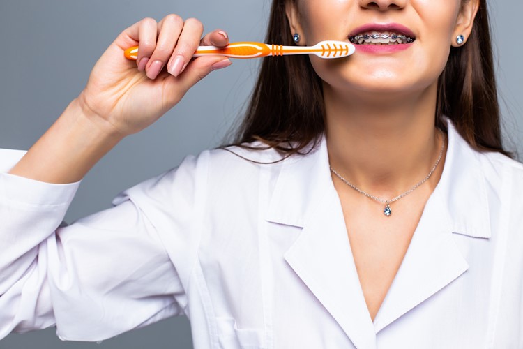 Diş Teli Temizliği Nasıl Yapılır? 1 Diş Teli ile Doğru Fırçalama Yöntemi