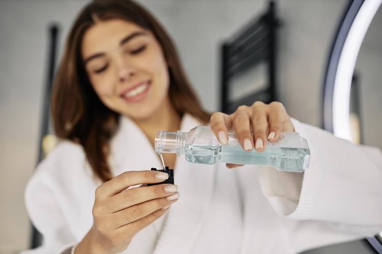 Evde Porselen Kaplamalar Nasıl Temizlenir? 1 Ağız gargarası kullanın